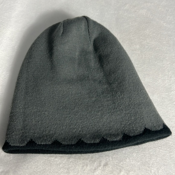 Under Armour Reversible Gray White Black Toboggan Beanie - Picture 4 of 5